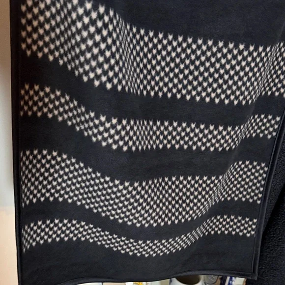 Ike Behar One Size Black Open Front Wrap w/Geometric Pattern. Very soft Fleece! - Picture 3 of 7